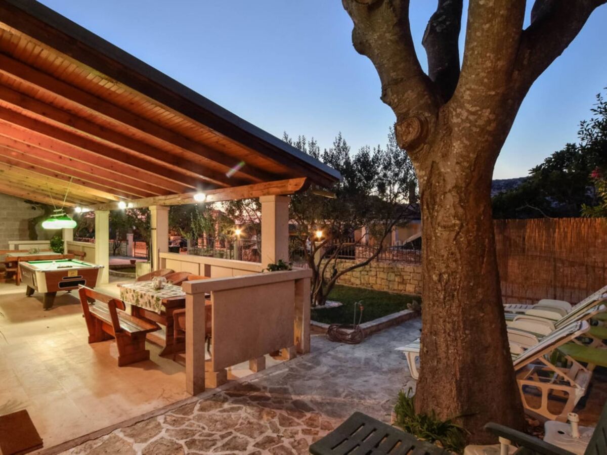 Holiday house Peaceful Island Haven with Pool, BBQ & Games Area - Four Bedroom Holiday Home