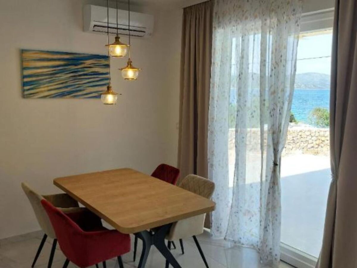 Villa Villa Tamaris - Two Bedroom Holiday Home with Terrace and Swimming pool - Features photo 3