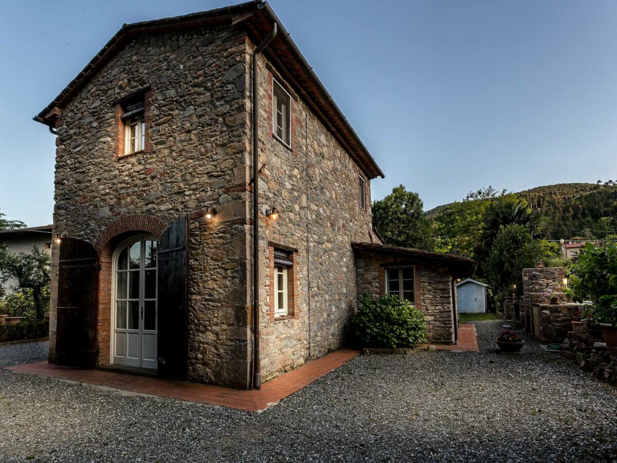 Villa Farmhouse near Lucca with Tuscan Views