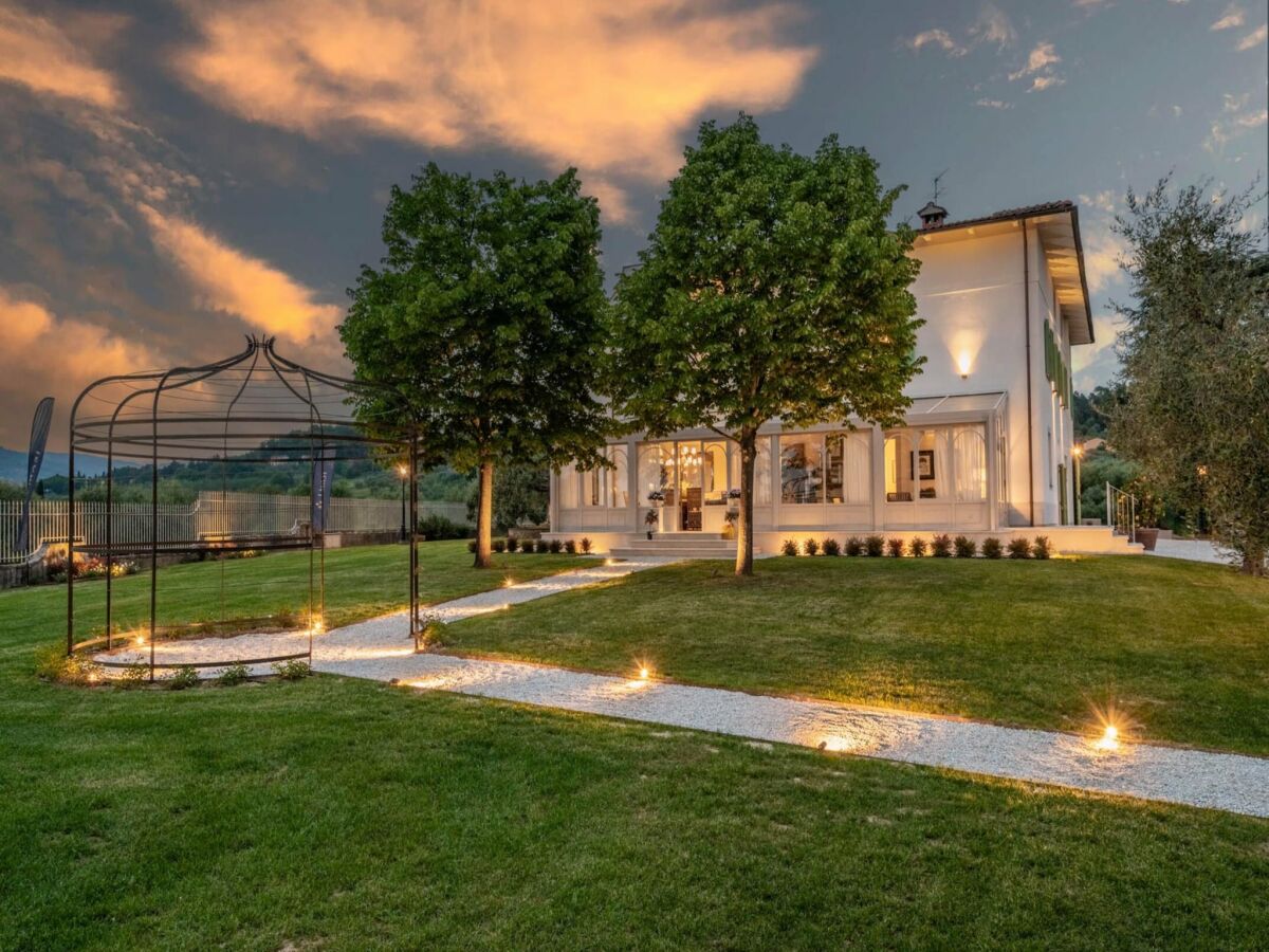 Villa Farmhouse in Tuscany with Infinity Pool - Outdoor photo 5