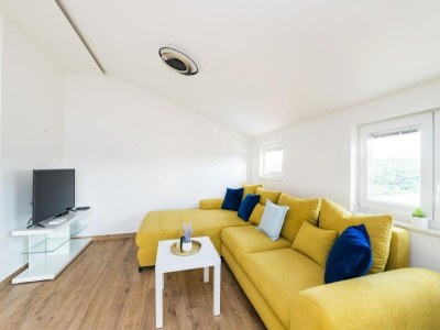 Apartment Apartments Mistral - Three Bedroom Apartment with Balcony and Shared Pool in Lovinac - Apartment
