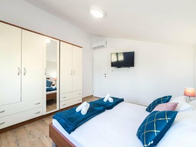 Apartment Apartments Mistral - Three Bedroom Apartment with Balcony and Shared Pool - Features photo 17