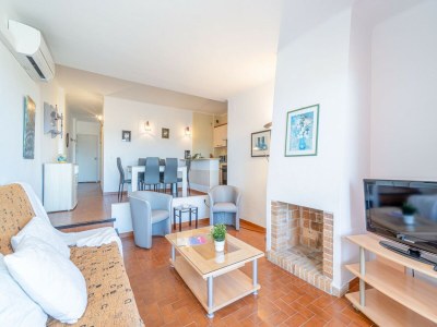 Apartment Beachfront Apartment in Empuriabrava with Pool - Features photo 12