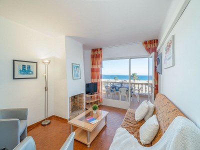 Apartment Beachfront Apartment in Empuriabrava with Pool - Features photo 13