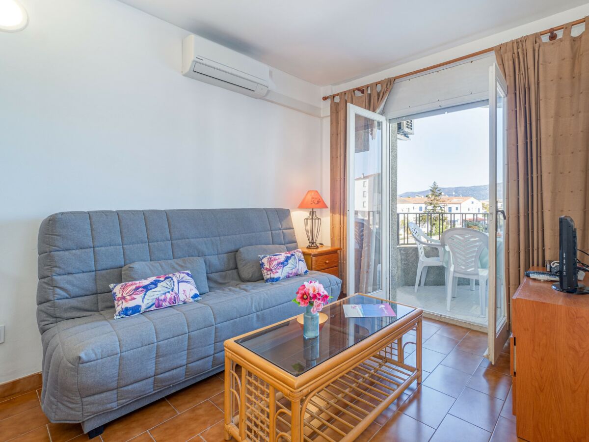 Apartment Apartment in Empuriabrava with Canal View