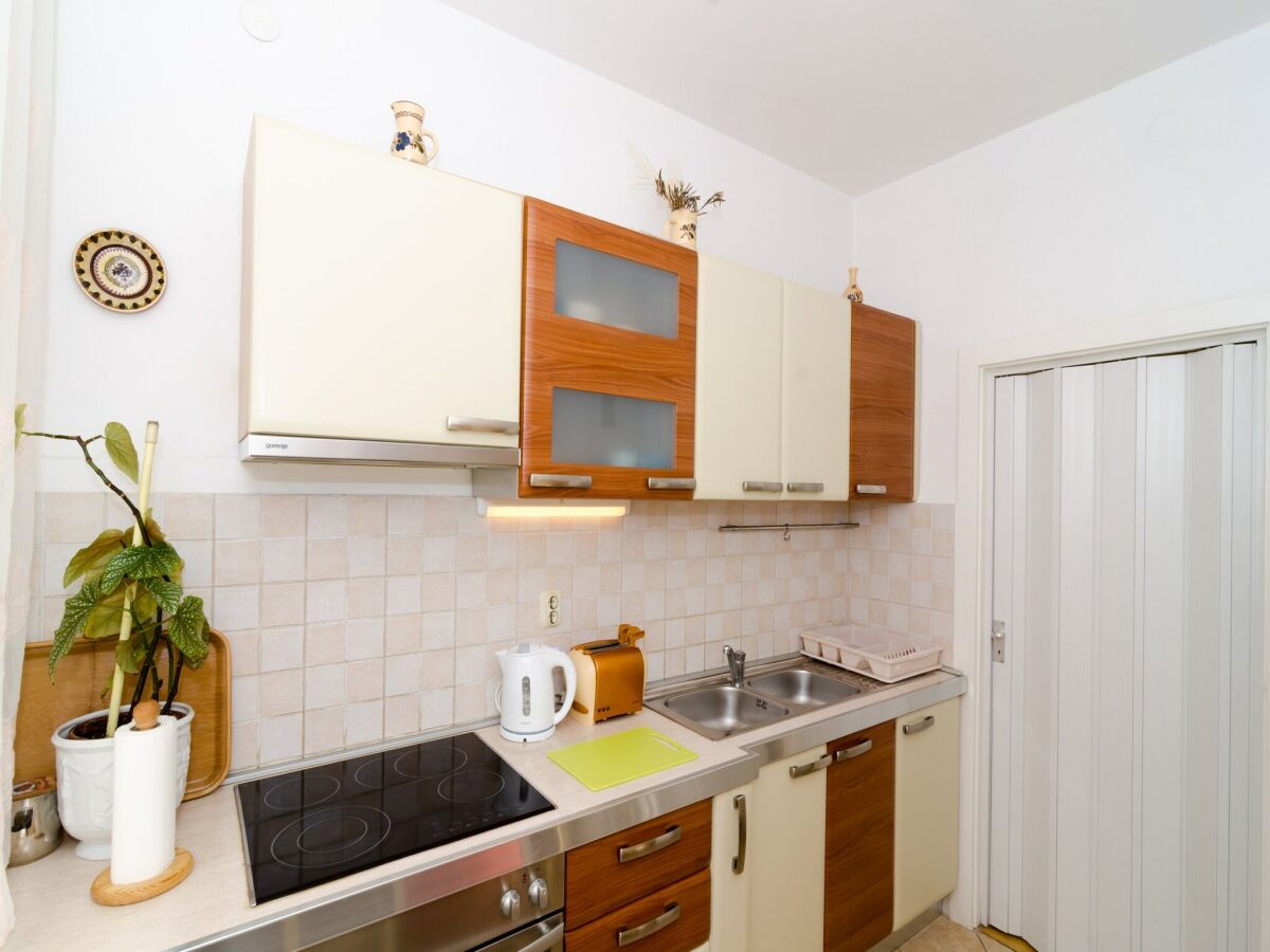 Apartment Apartment Red Orange - Two-Bedroom Apartment with Terrace - Features photo 2