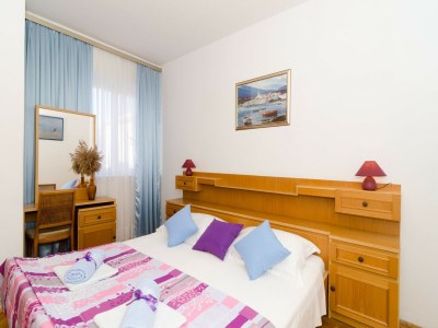 Apartment Apartment Red Orange - Two-Bedroom Apartment with Terrace - Features photo 3