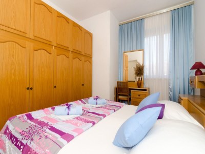 Apartment Apartment Red Orange - Two-Bedroom Apartment with Terrace - Features photo 9