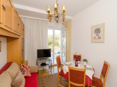 Apartment Apartment Red Orange - Two-Bedroom Apartment with Terrace - Features photo 13