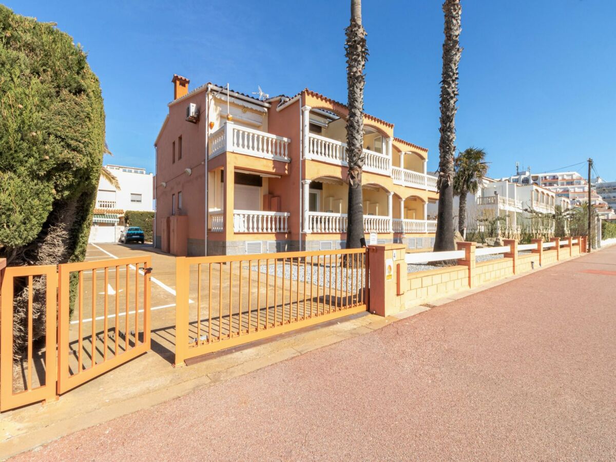 Apartment Stylish beachfront apartment in Ampuriabrava