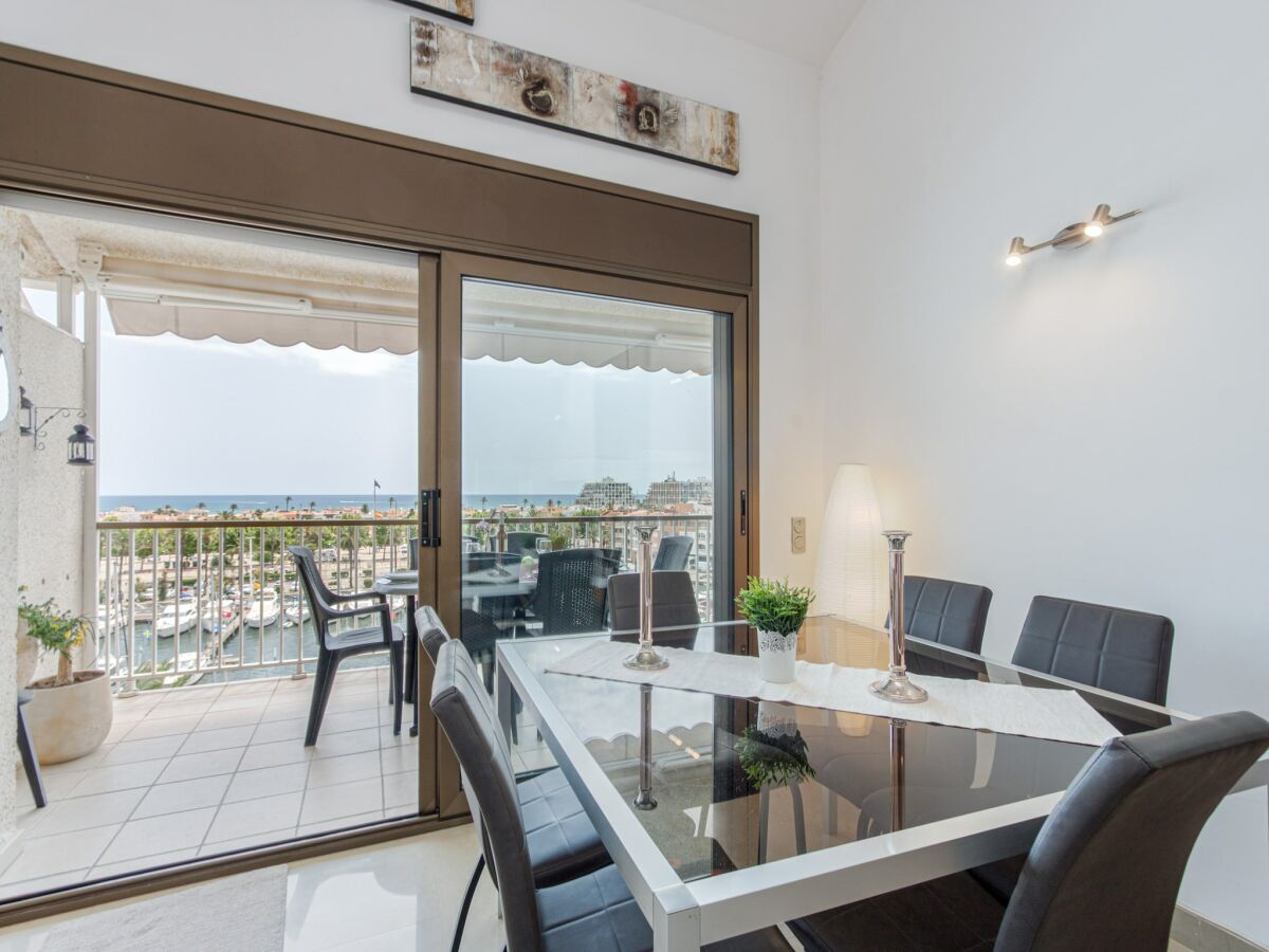 Apartment Apartment in Empuriabrava with Sea Views