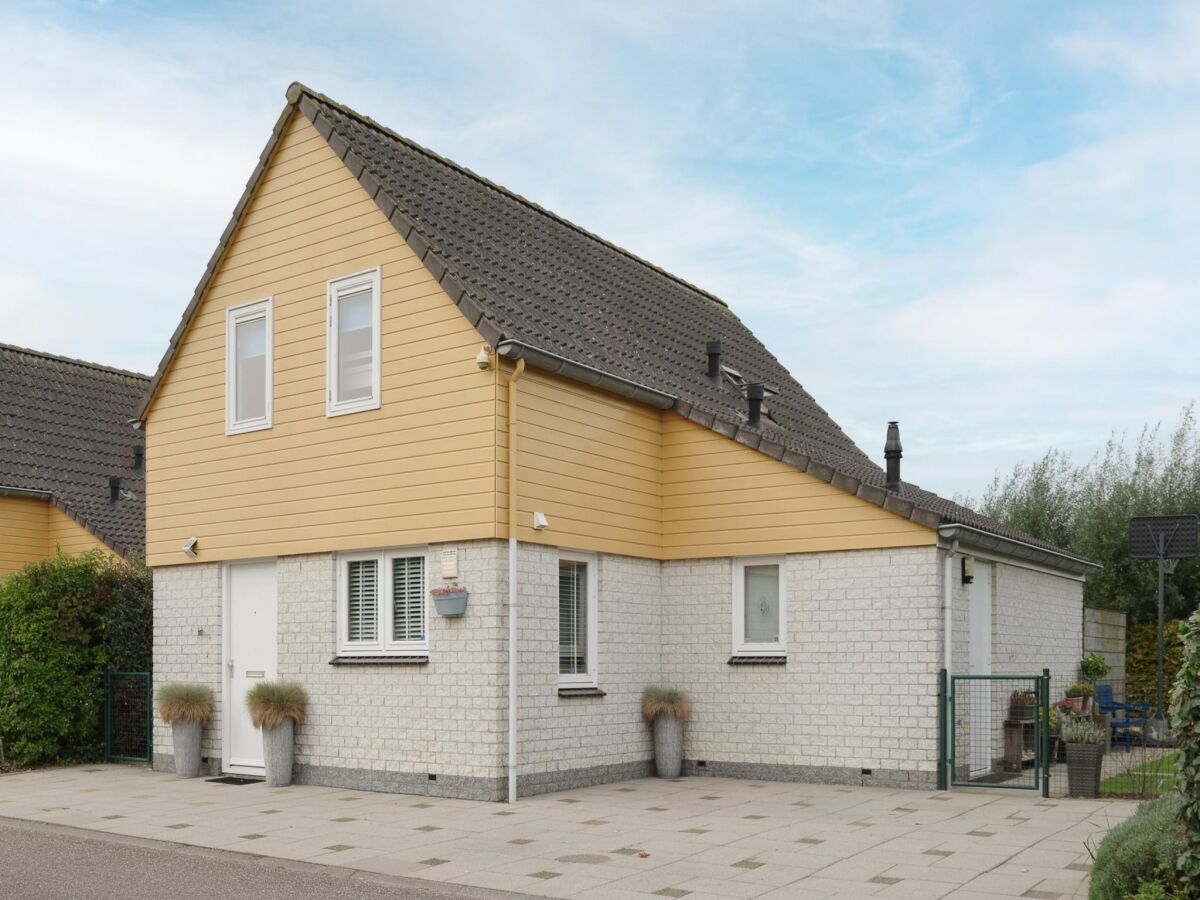 Holiday park Ferienhaus in Zeeland am Meer für 5 Von Belvilla