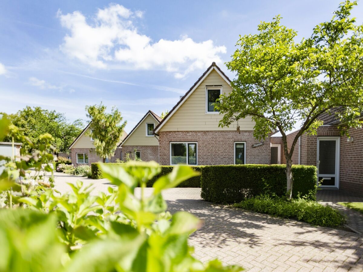 Holiday park Holiday Home in Netherlands with Private Garden - Outdoor photo 4