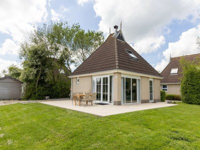 Holiday park Cozy Bungalow with Terrace in Eernewoude - Holiday park