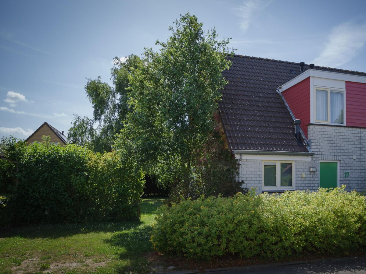 Holiday park Ferienhaus in Zeeland mit großem Garten - Outdoor photo 3