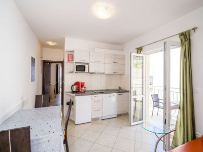 Apartment Villa Samba - Comfort One Two-Bedroom Apartment with Balcony and Sea View - gasi se - Features photo 9