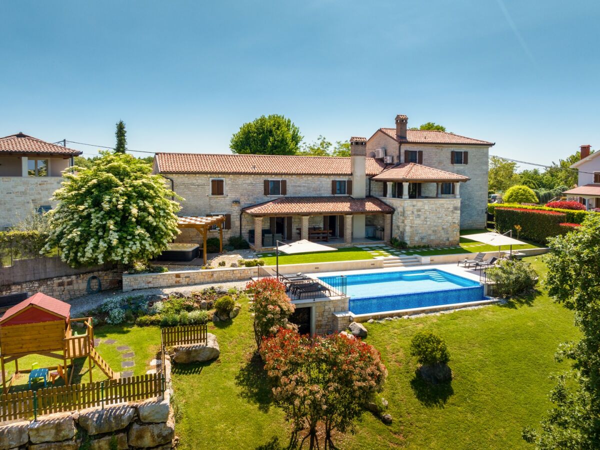 Villa Casa Serena mit Pool, Whirlpool und Spielplatz