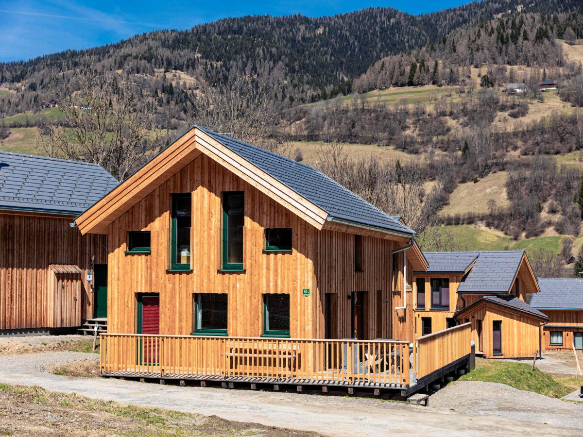 Holiday park Appealing chalet with hot tub