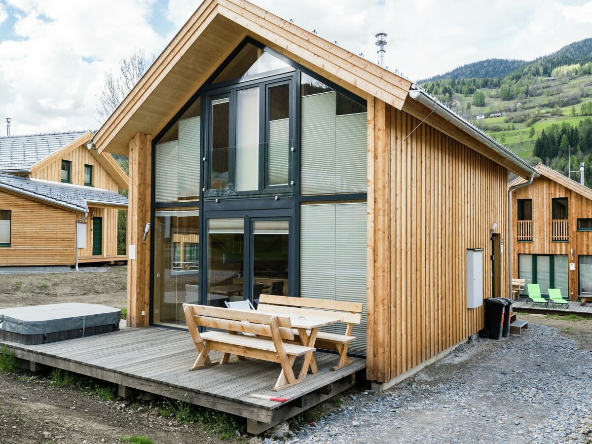 Holiday park Chalet with whirlpool tub