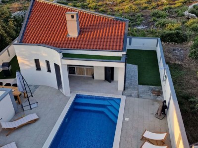 Villa Four Bedroom Villa in Petrcane - Villa