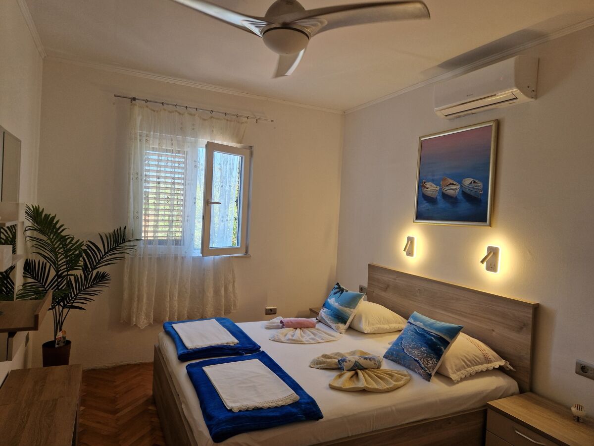 Apartment Two bedroom apartment with terrace Rogoznica A-4313-a