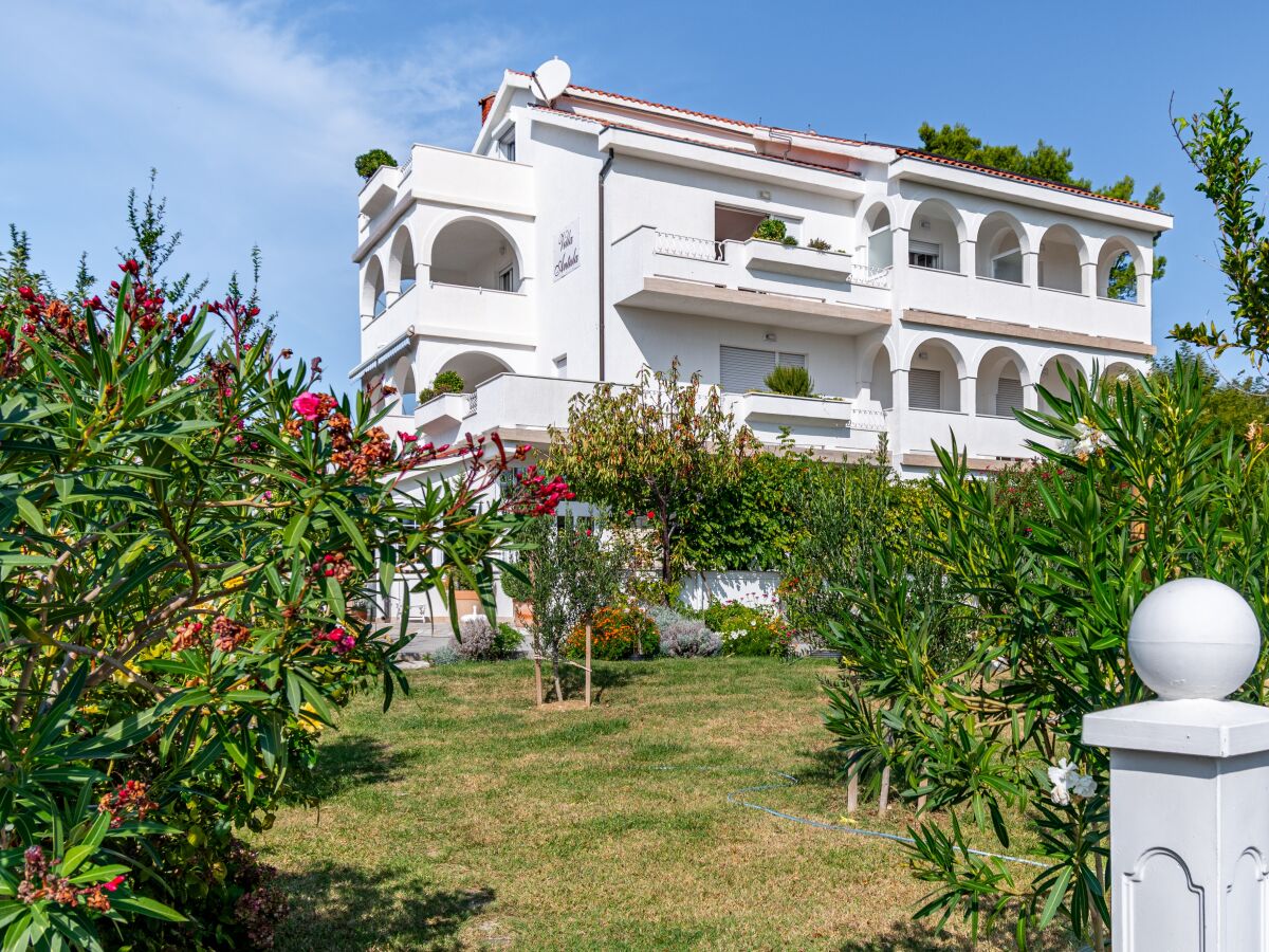 Apartment Two bedroom apartment with terrace and sea view Banjol, Rab A-5022-a - Outdoor photo 4