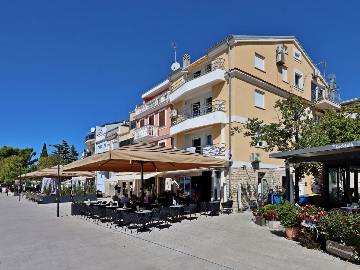 Apartment One bedroom apartment with balcony and sea view Selce, Crikvenica A-23909-a