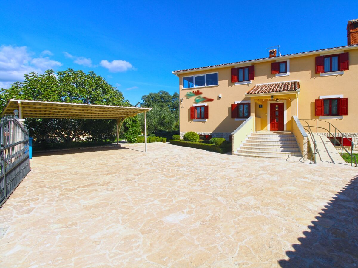 Holiday house Comfortable and spacious house with terrace Šišan, Medulin K-20775