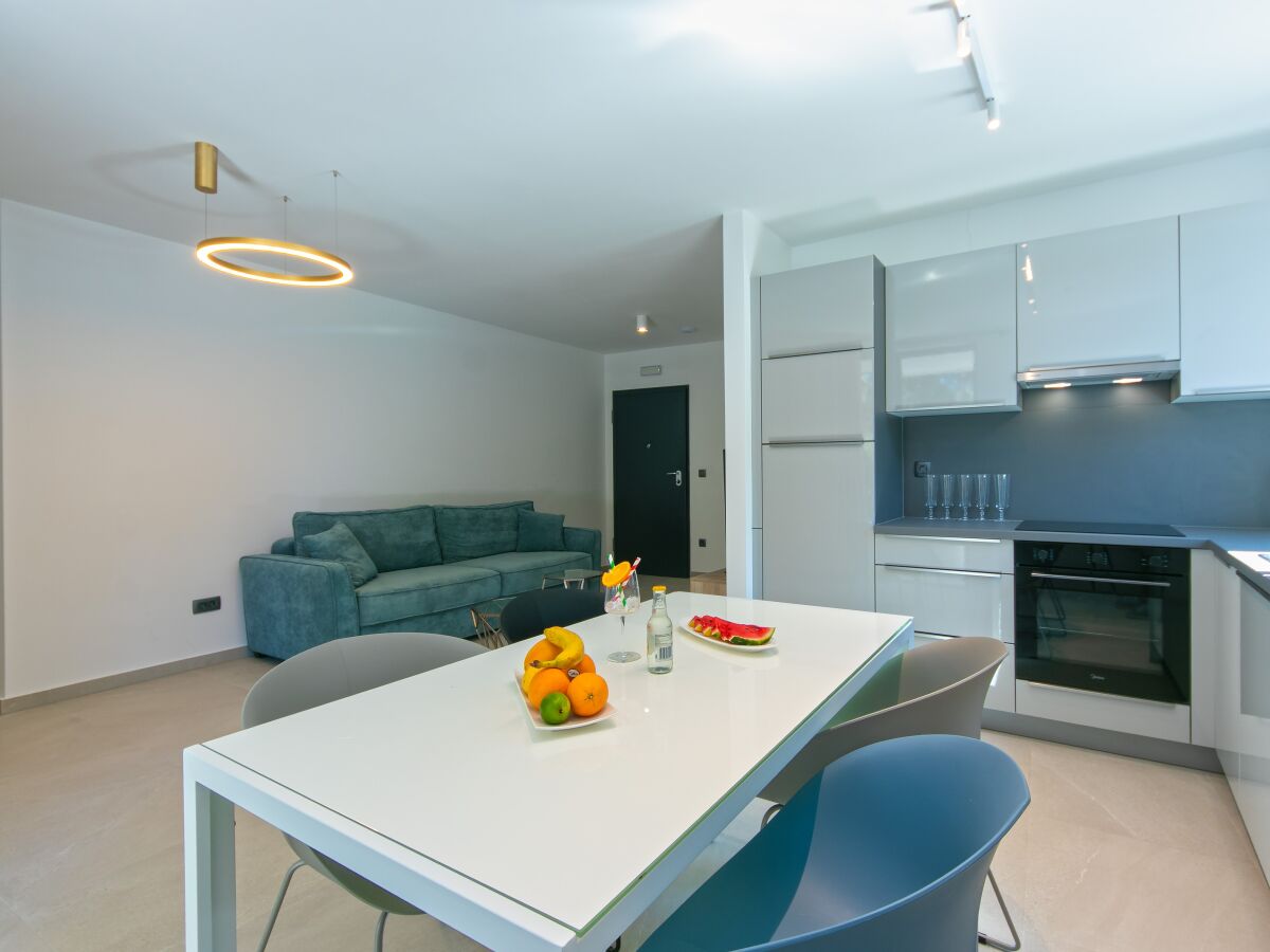 Apartment One bedroom apartment near beach Brela, Makarska A-6007-d