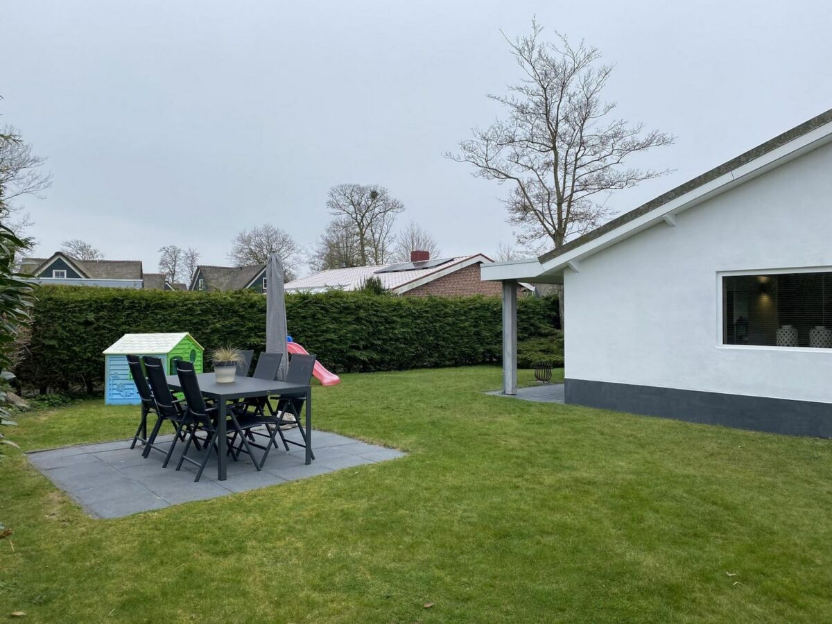 Holiday house Lovely holiday bungalow with garden - Outdoor photo 2