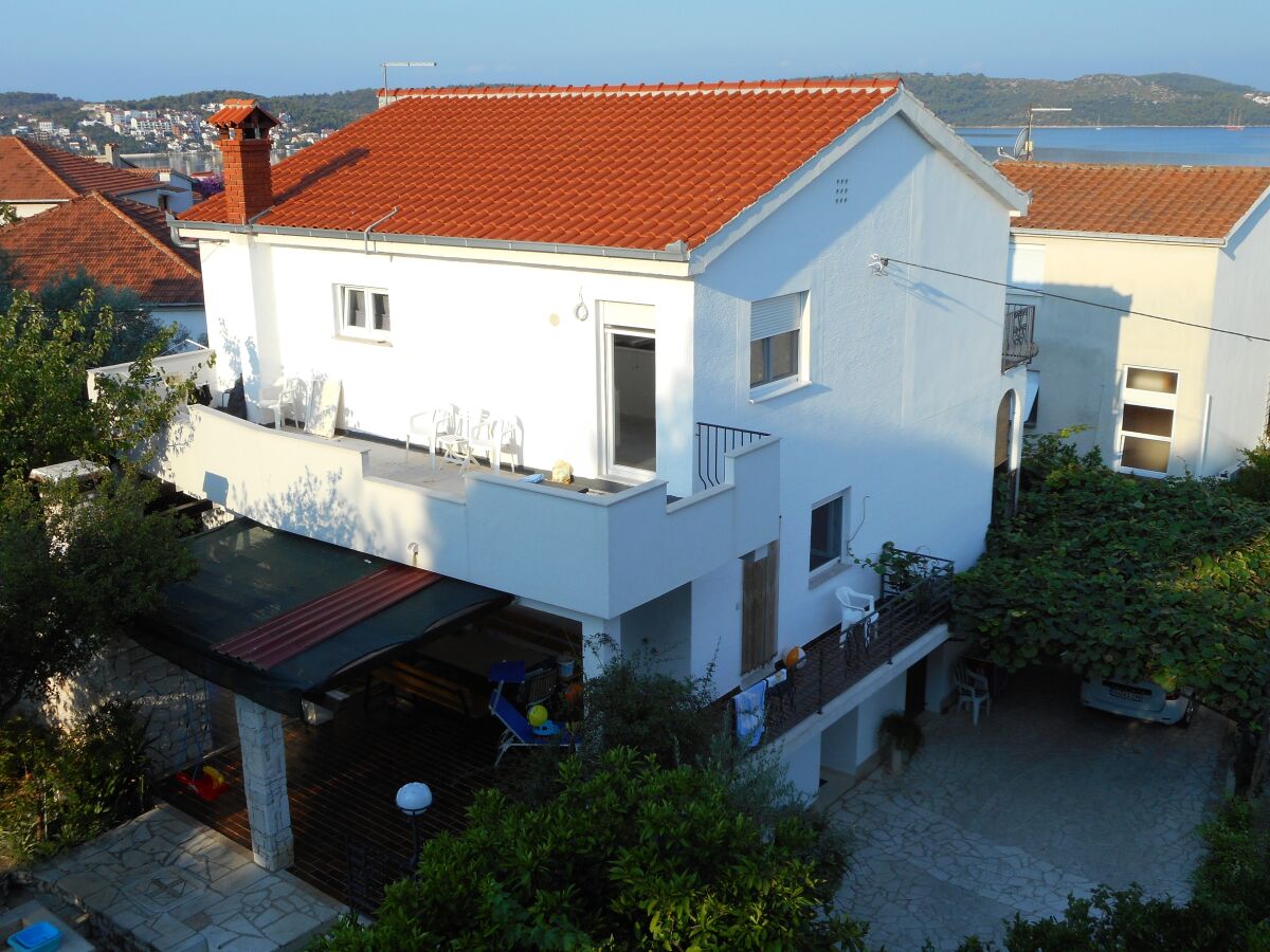 Apartment Three bedroom apartment with terrace Trogir A-11316-a