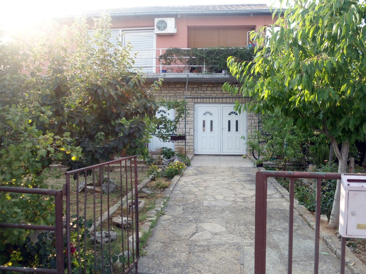 Apartment One bedroom apartment with terrace Gornji Karin, Novigrad A-11806-a