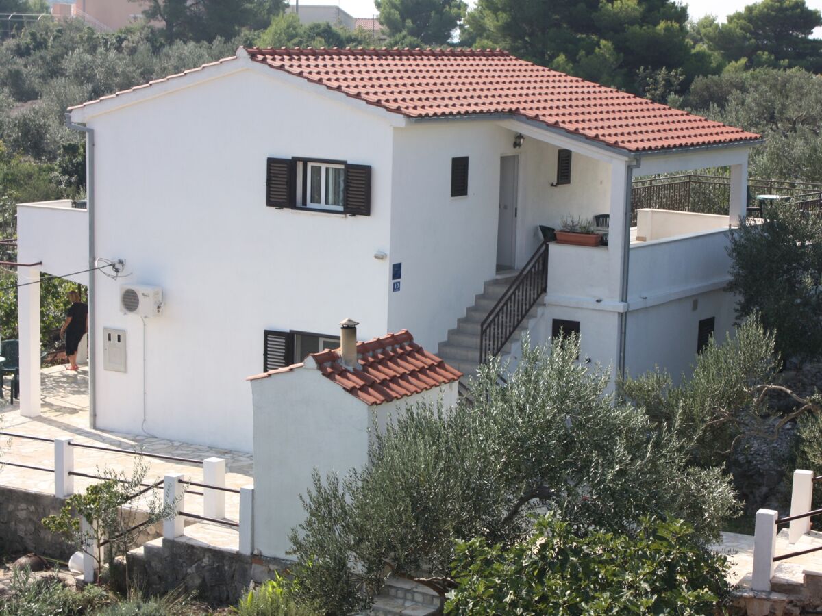 Apartment One bedroom apartment with balcony and sea view Maslinica, Šolta A-5184-b - Outdoor photo 4