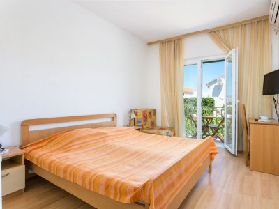 Holiday room with balcony and sea view Supetar, Brač S-5658-c in Supetar - Holiday room