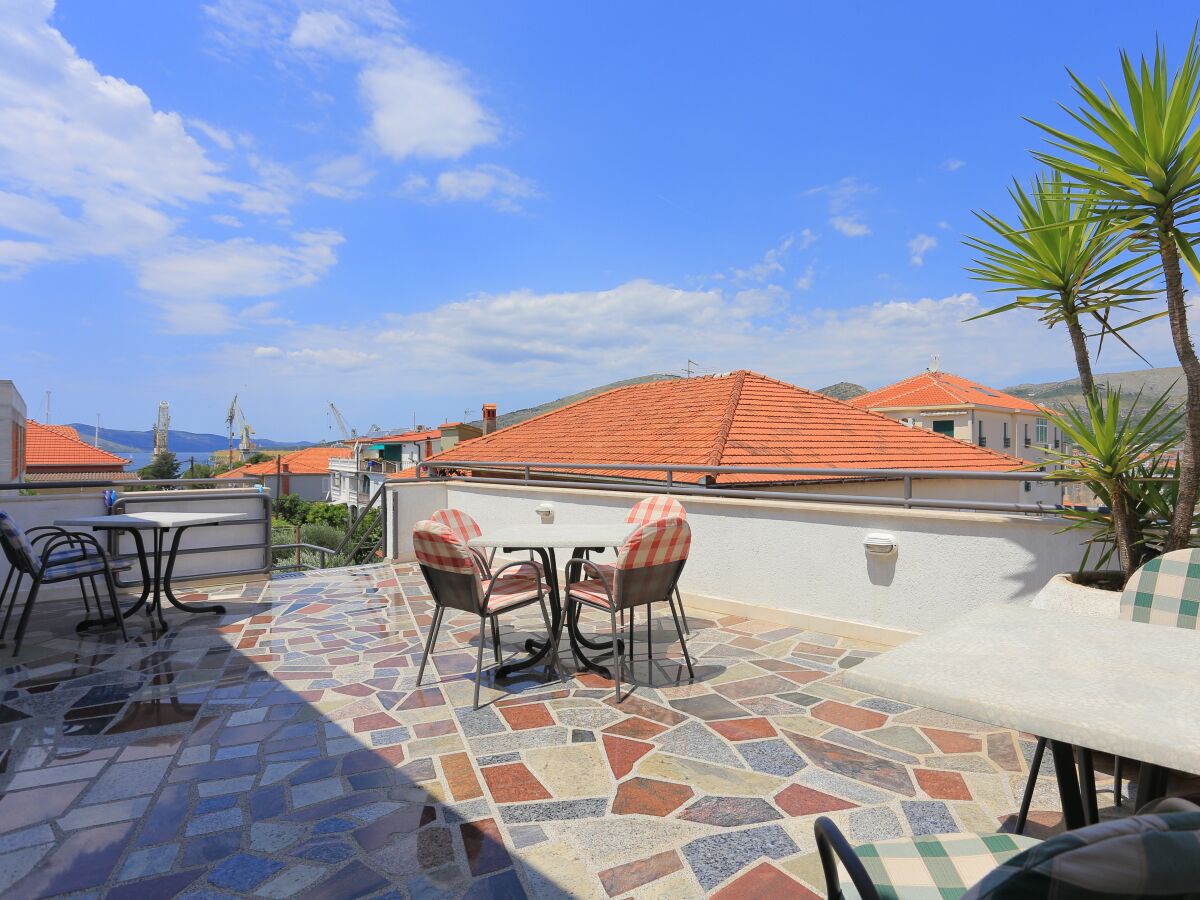 Holiday room with terrace and sea view Trogir S-4814-a