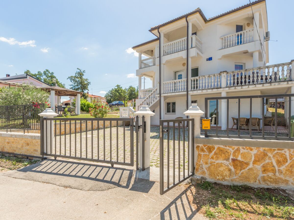 Holiday house Comfortable and spacious house with terrace Radmani, Poreč K-16440