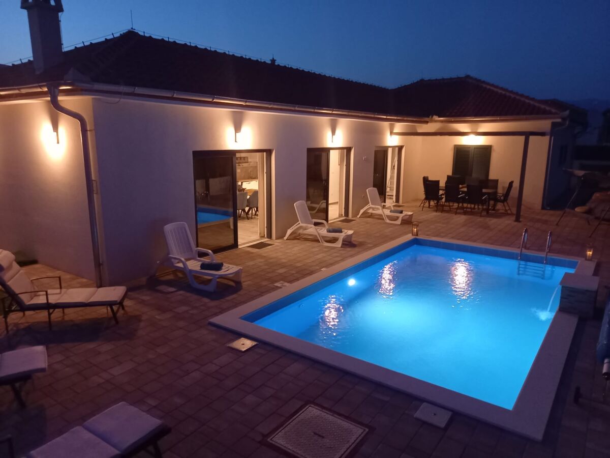 Villa Four-bedroom house with terrace Vrsi - Mulo, Zadar K-19093