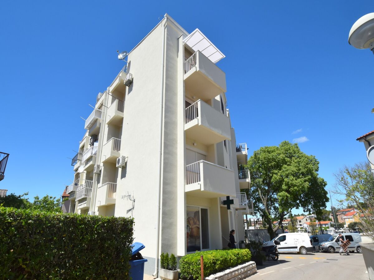 Apartment One bedroom apartment with balcony and sea view Malinska, Krk A-19370-a