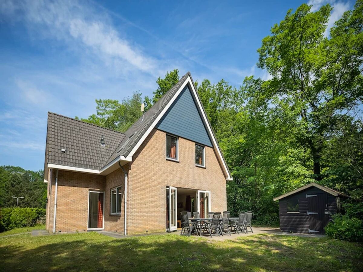 Holiday park Geräumiger Rückzugsort im Wald mit Sauna