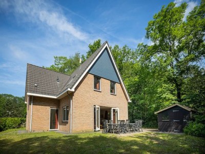 Holiday park Geräumiger Rückzugsort im Wald mit Sauna - Holiday park