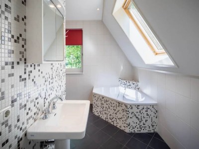 Holiday park Geräumiger Rückzugsort im Wald mit Sauna - Features photo 7