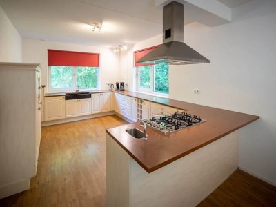 Holiday park Geräumiger Rückzugsort im Wald mit Sauna - Features photo 8