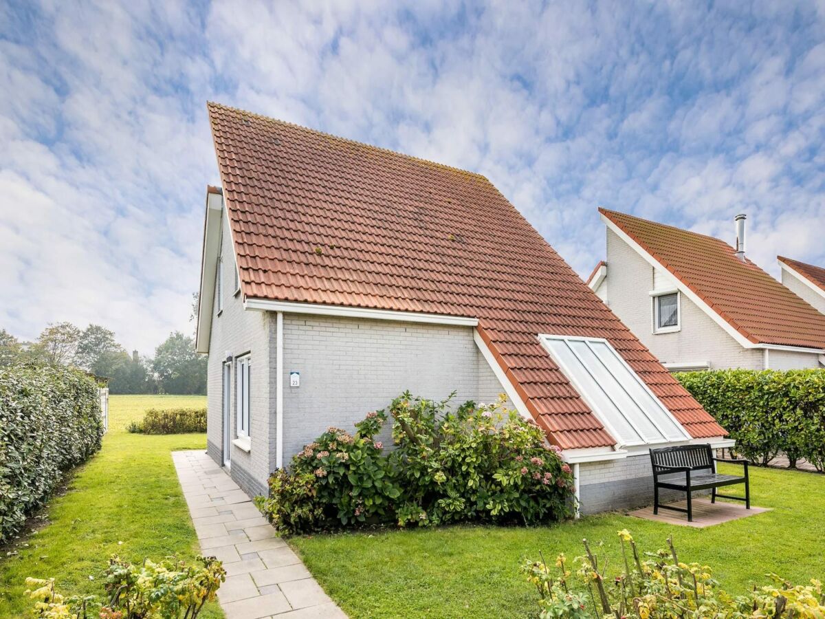 Holiday park Bungalow with Private Sauna by the Coast