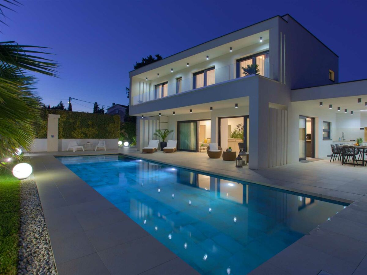 Villa Villa LUMINOSA with outdoor and indoor pool and sauna