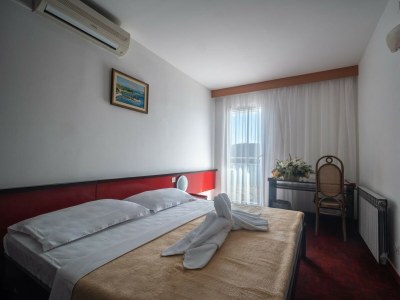 Apartment Hotel Issa - Twin Room Park View - Features photo 9