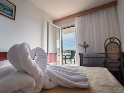 Apartment Hotel Issa - Double Room Sea View 2 - Features photo 31