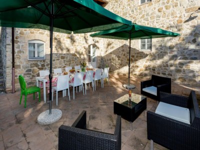 Apartment Hilltop apartment with swimming pool - Outdoor photo 17