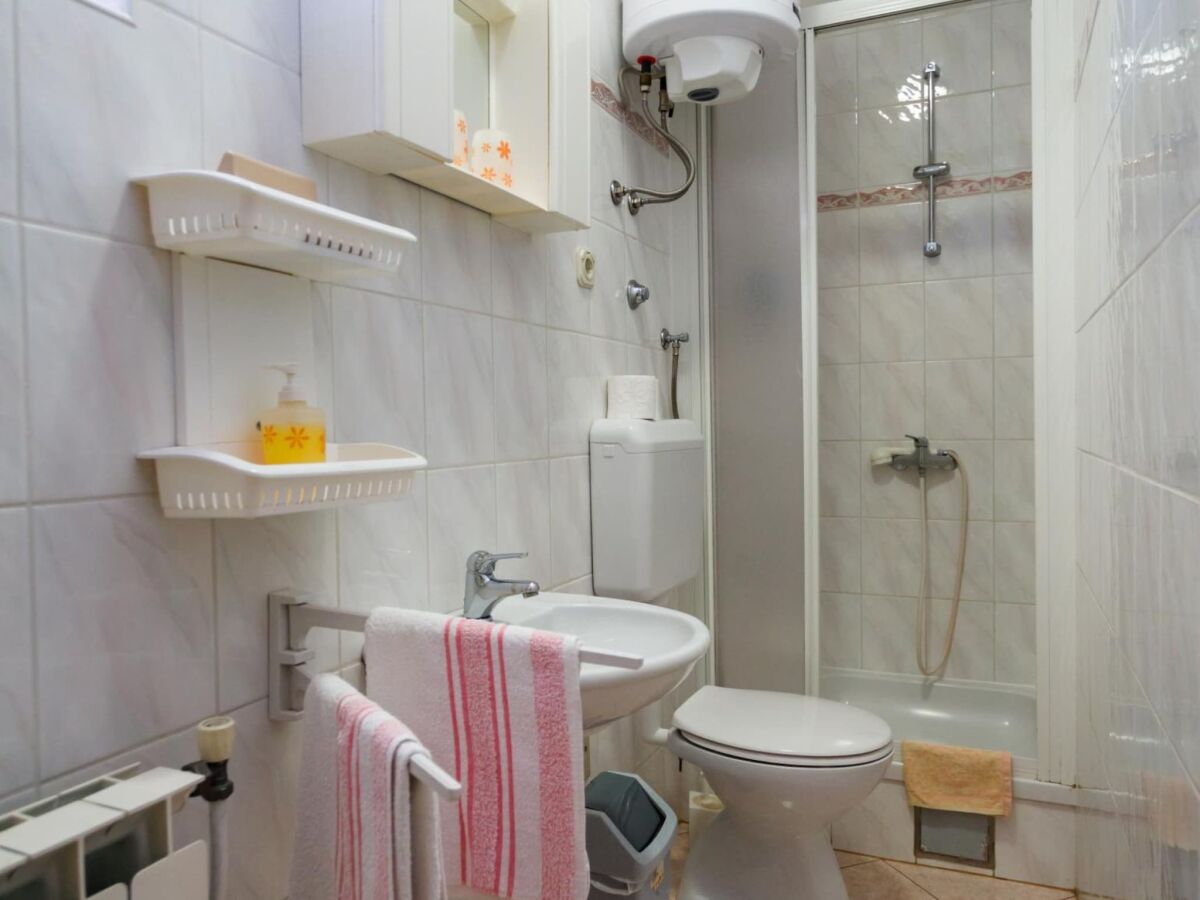 Apartment Sunny and Sleek Krk Rooms with Balcony - Standard Double Room with - Features photo 4