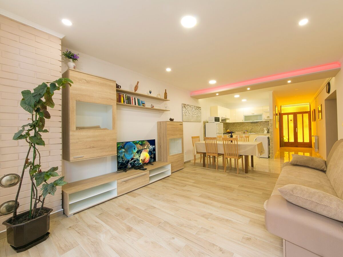 Apartment Three bedroom apartment with terrace and sea view Brela, Makarska A-20778-b