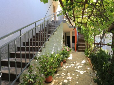 Apartment Studio flat with balcony and sea view Okrug Gornji, Čiovo AS-1069-a - Outdoor photo 11